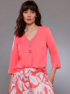 Druckbluse , am Saum hinten modisch länger