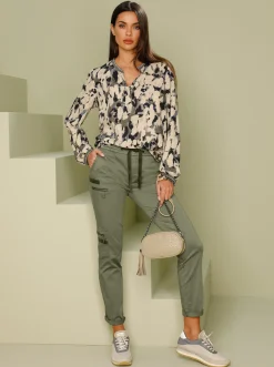 Druckbluse mit Nieten