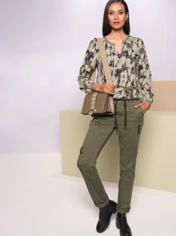 Druckbluse mit Nieten