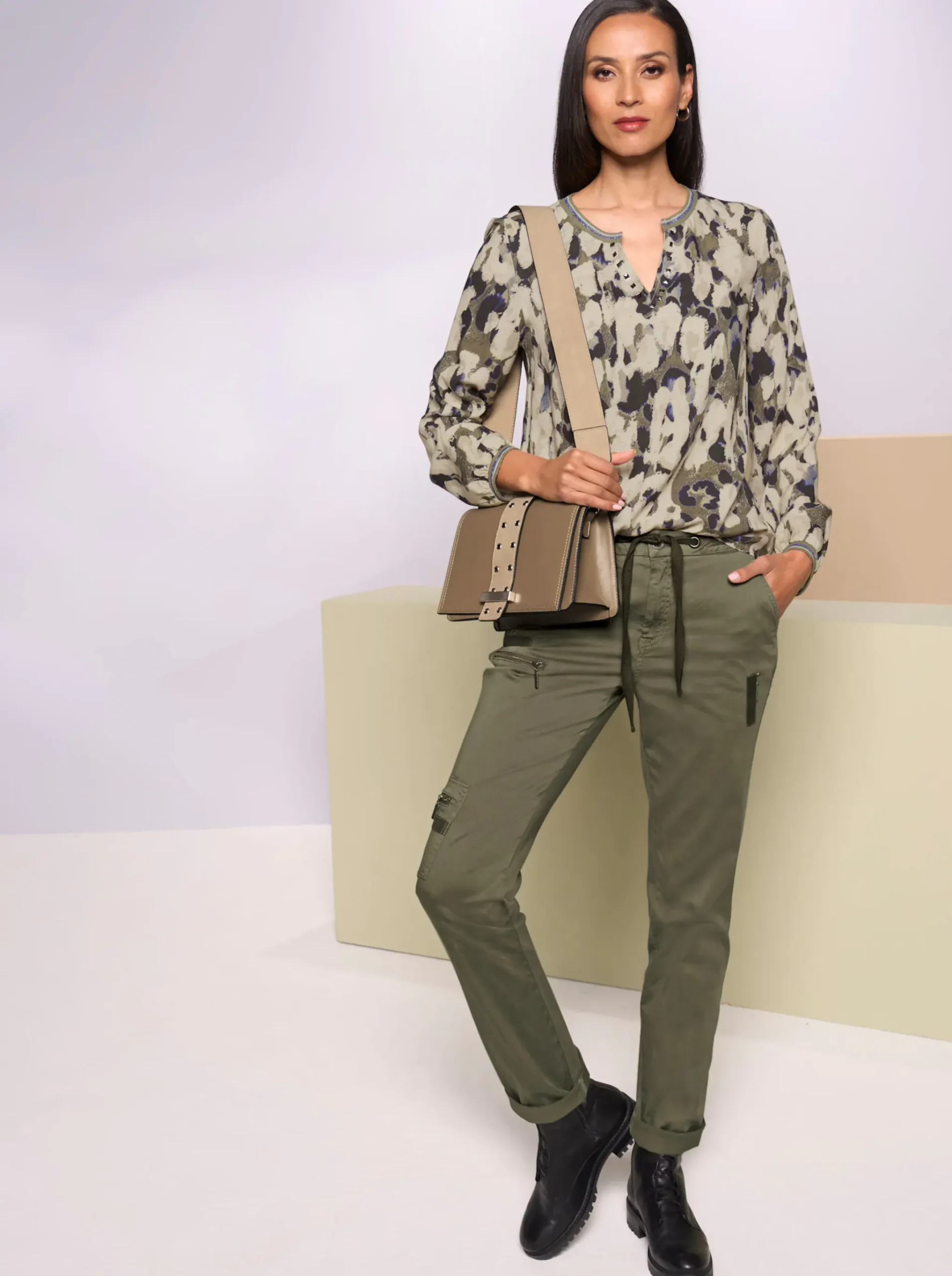 Druckbluse mit Nieten