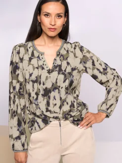 Druckbluse mit Nieten