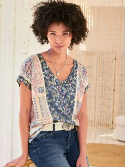 Druckbluse mit Spitzeneinsätzen