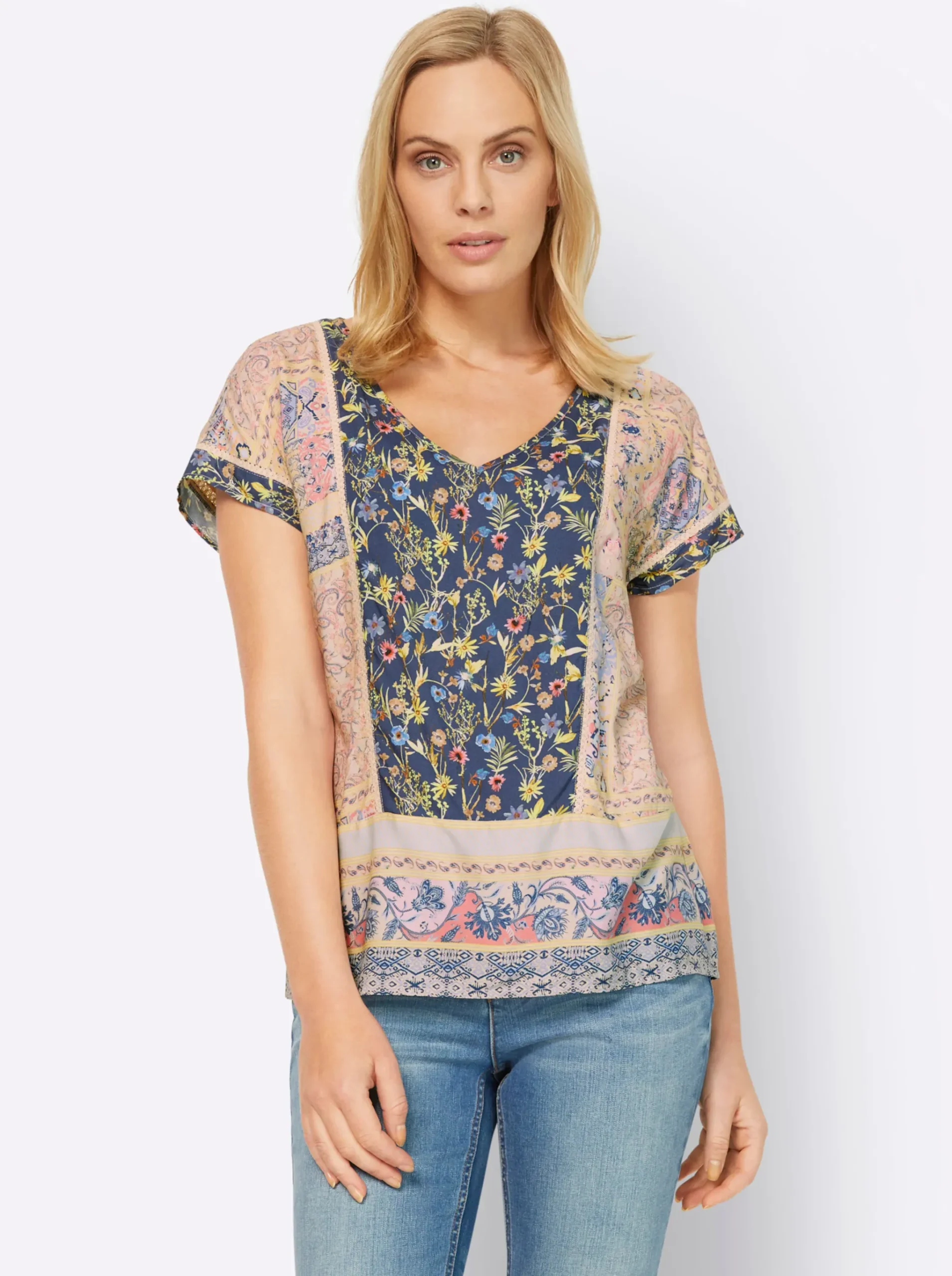 Druckbluse mit Spitzeneinsätzen