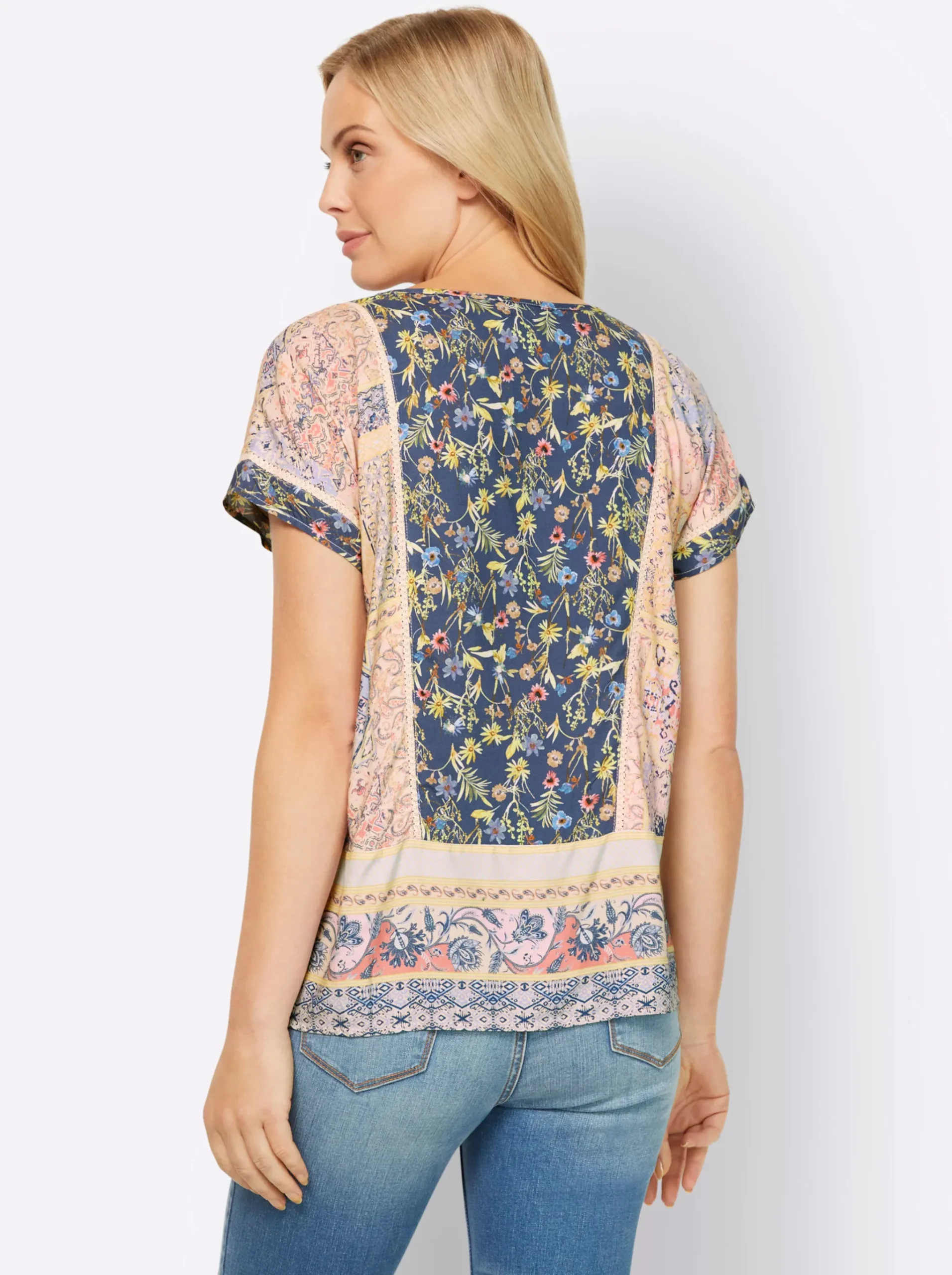 Druckbluse mit Spitzeneinsätzen