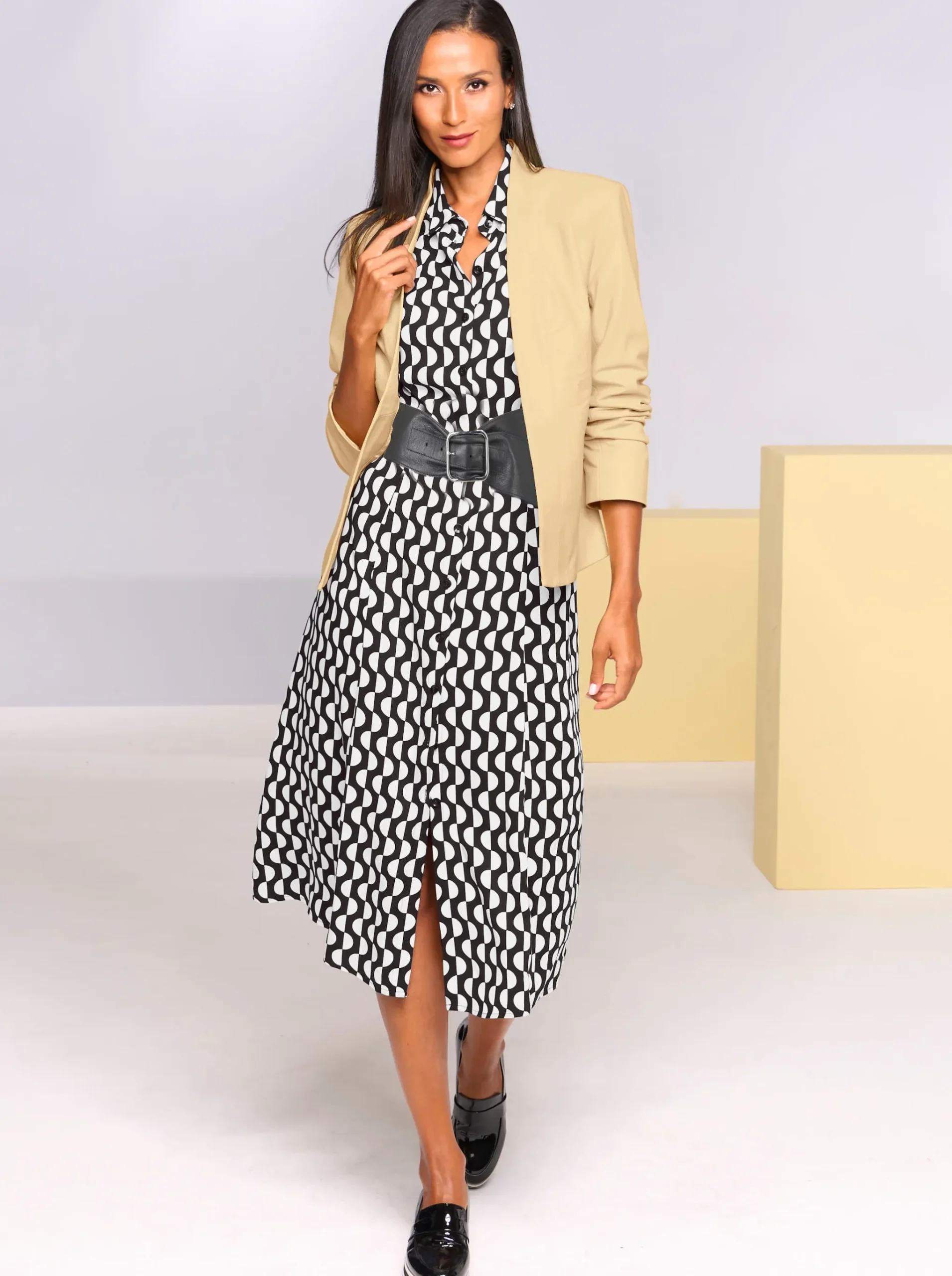 Druckkleid mit Stoffbindegürtel
