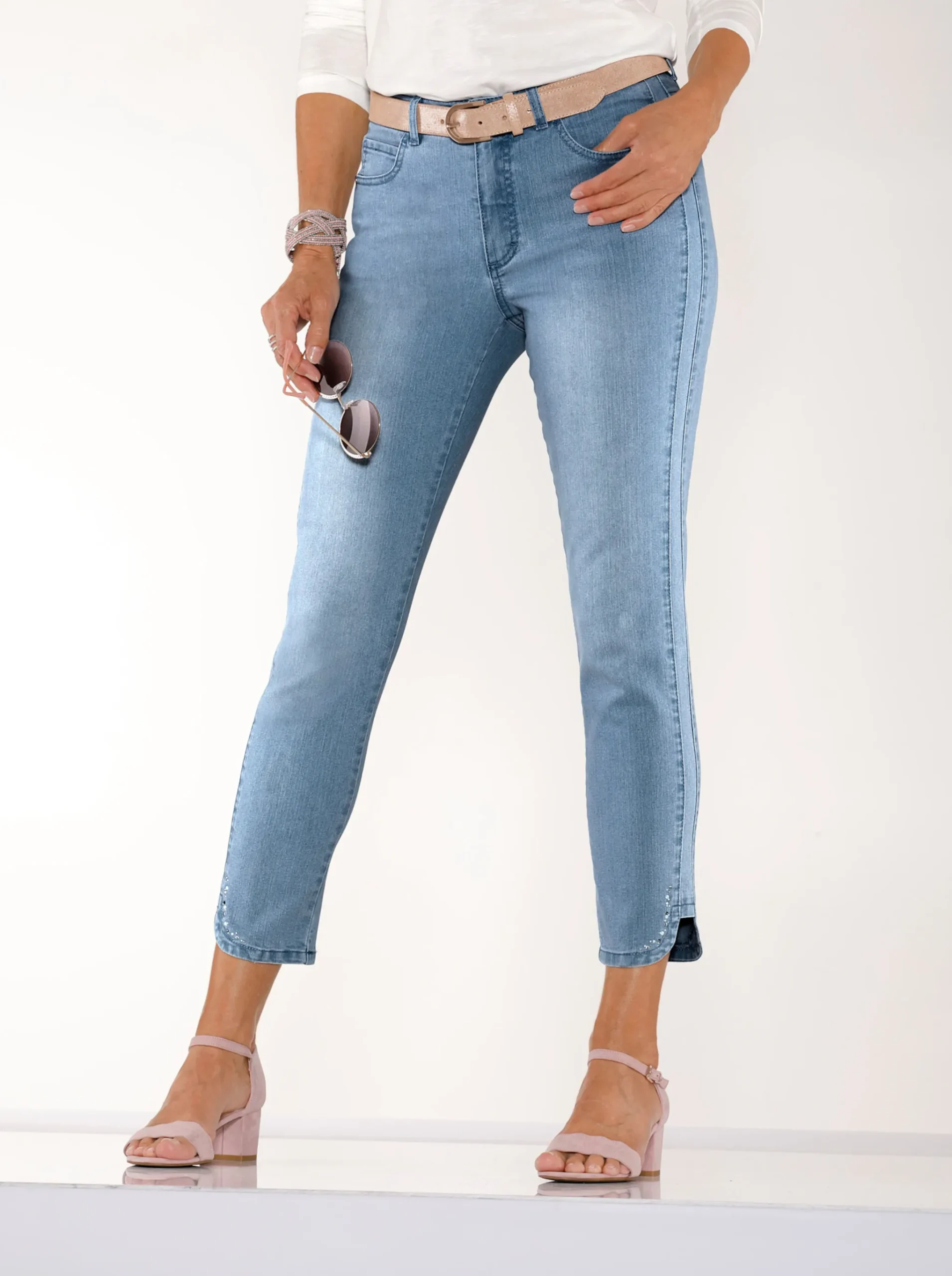 7/8-Jeans mit Glitzersteinchen an den Beinschlitzen