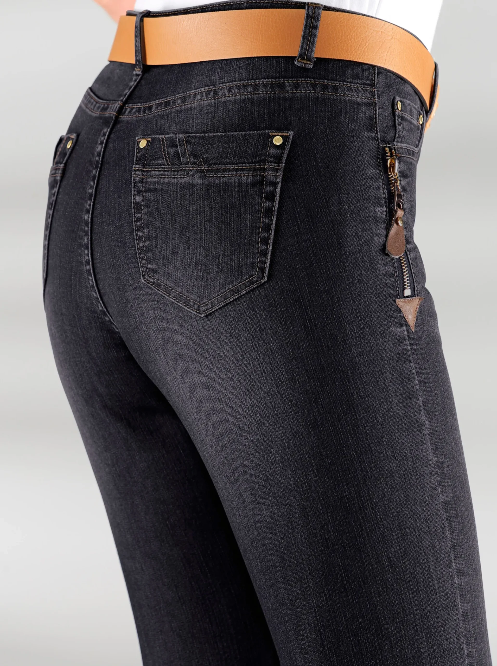 5-Pocket-Jeans mit Reißverschluss und Lederimitat-Anhänger