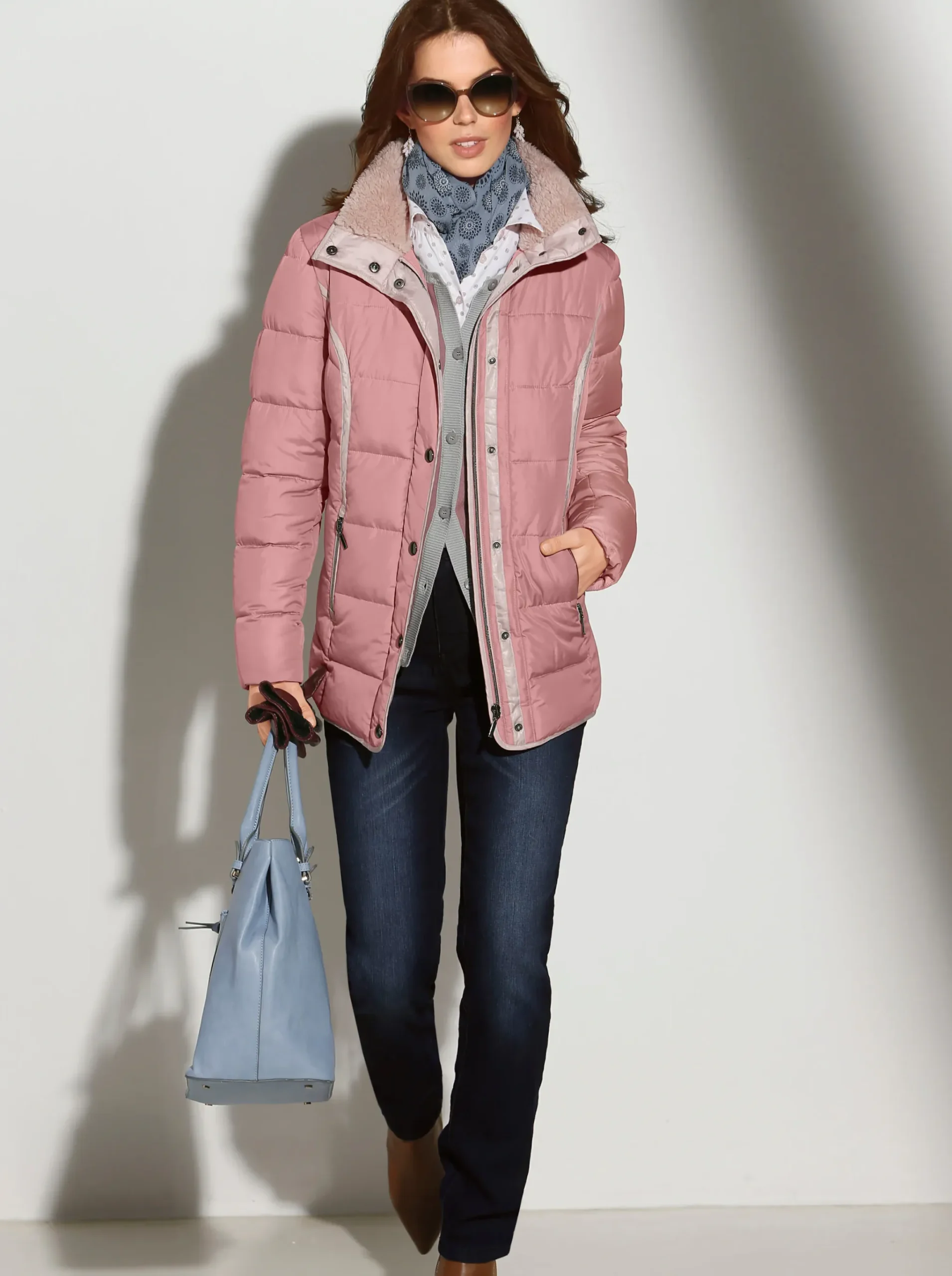 Röhrenjeans mit Zipper an Gesäßtaschen