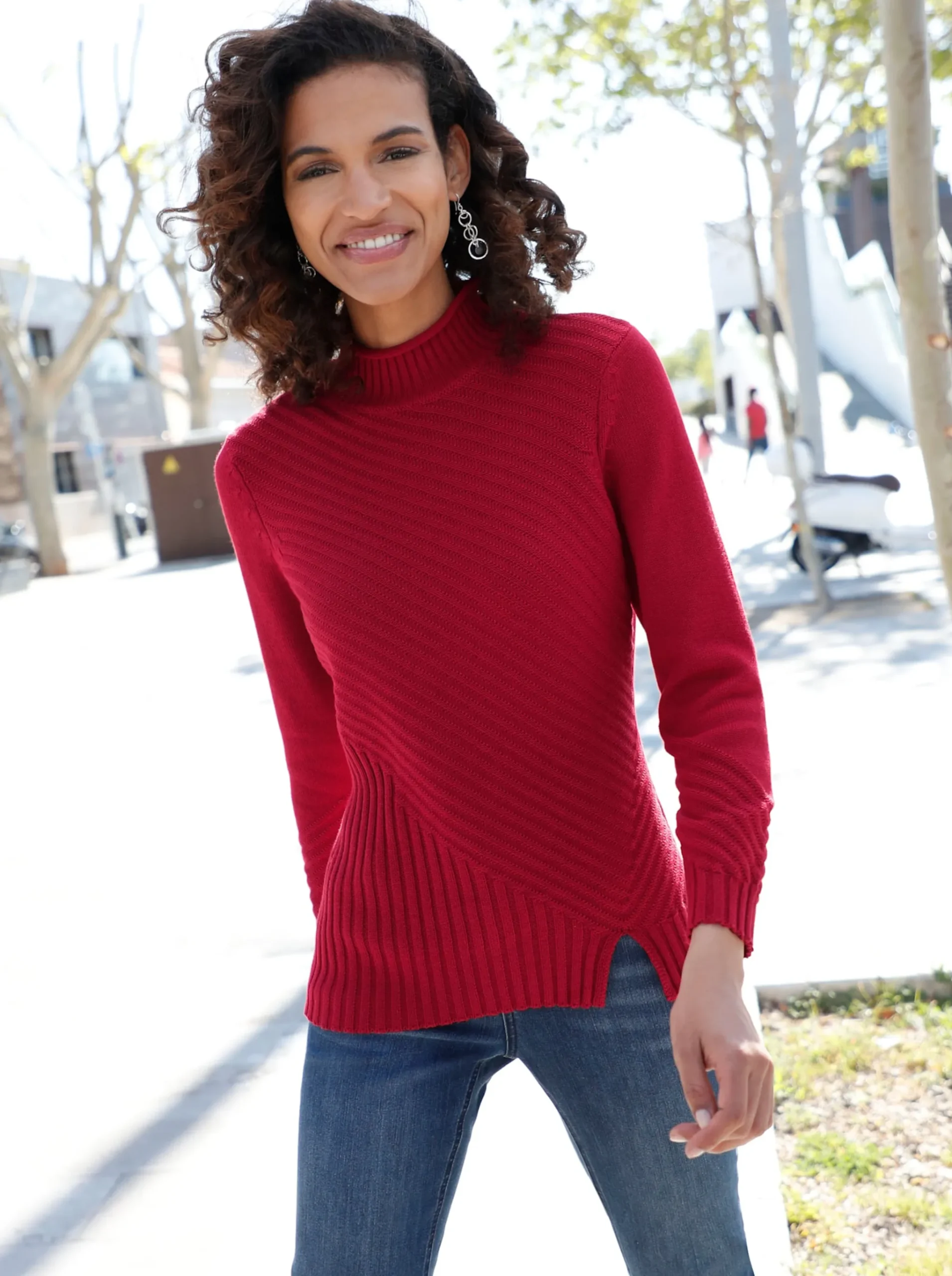 Stehkragenpullover mit Strickmuster